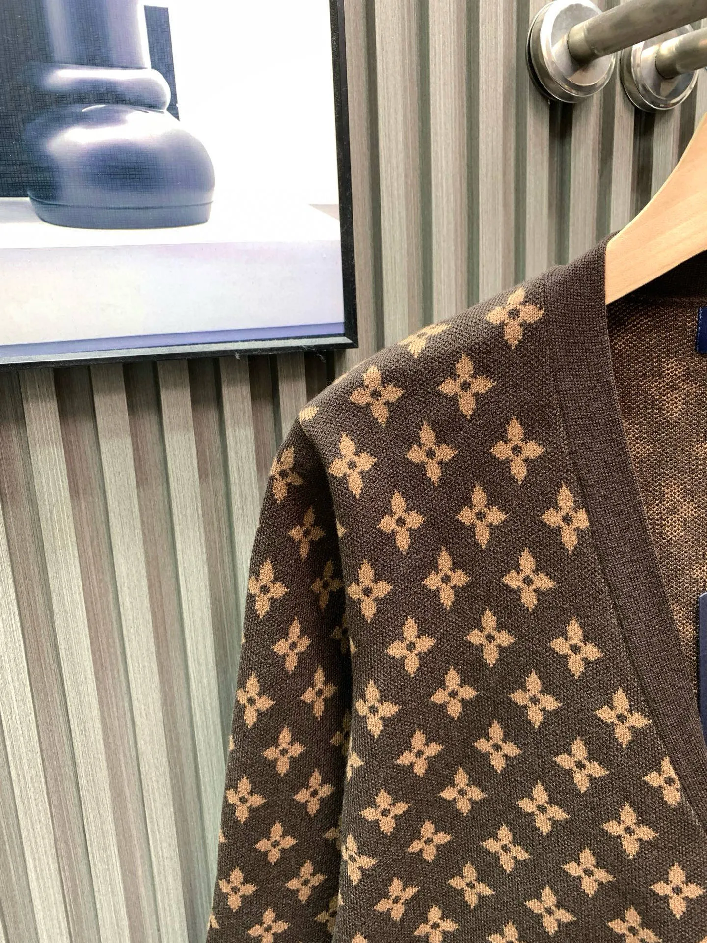 🅿️420 🀄️ Louis Vuitton 1V2025FW new MONOGRAM embroidered presbyopic sheep wool knitted sweater. This knitted sweater is made of soft wool. It uses rich colors to add warmth to cold weather. The full-width MONOGRAM jacquard and the embroidered Doodles pattern from the 23 autumn and winter show set off each other. The texture is delicate and soft, and it has a sense of weight on the hand. It is very thick, breathable and comfortable. The overall body of the clothes gives people a clean and refreshing feeling. It is suitable for wearing in the current season. It is really young and outstanding, fashionable and energetic. The brown color is the same for men and women.